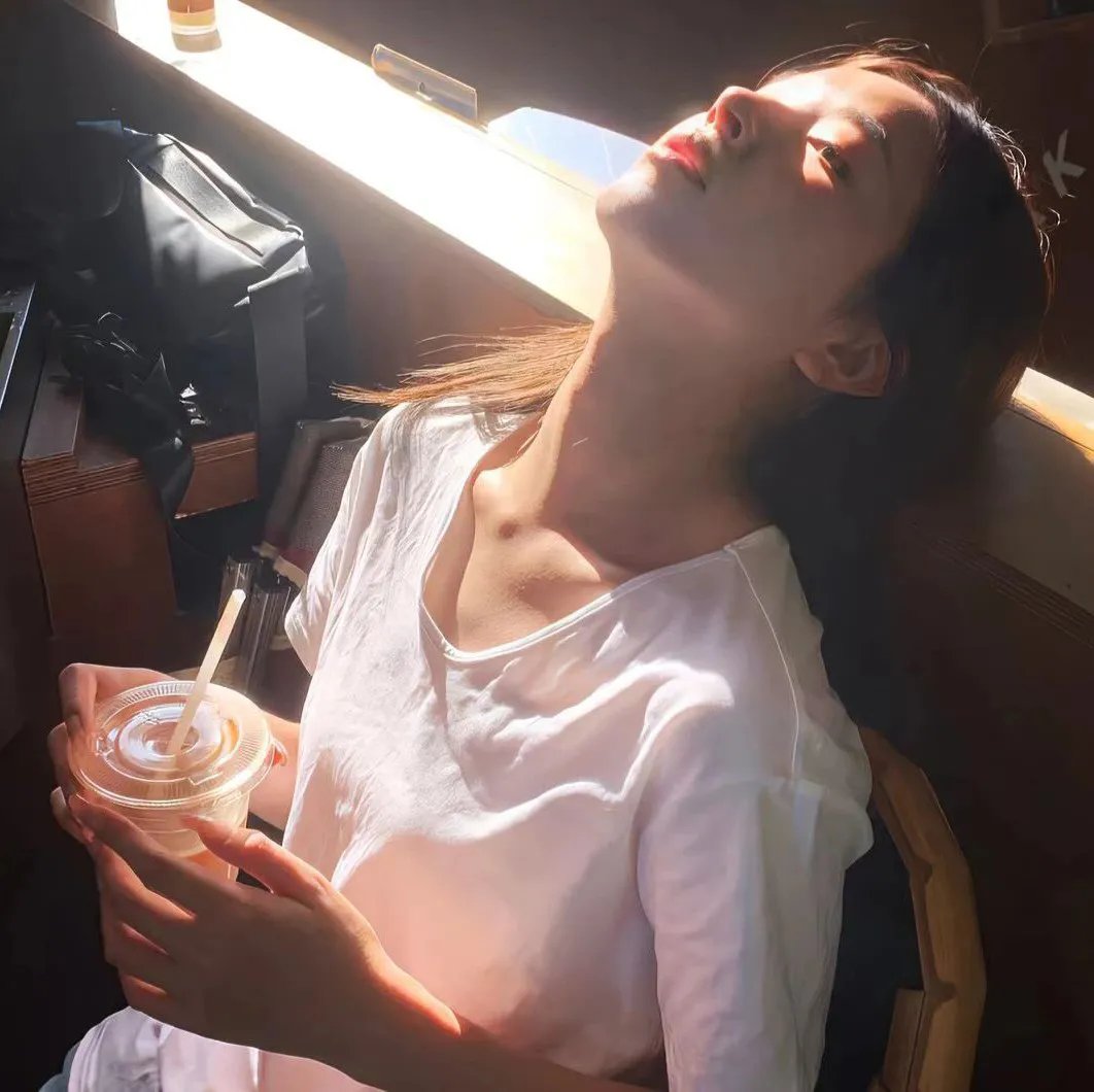 照片里的伴娘
